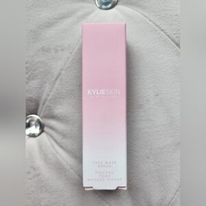 KYLIE SKIN Face Mask Brush